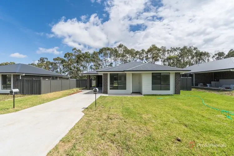 2/16 Sunrise Crescent, Armidale NSW 2350