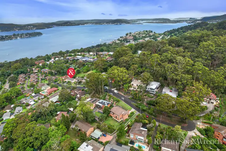 27 Fiona Street, Point Clare NSW 2250