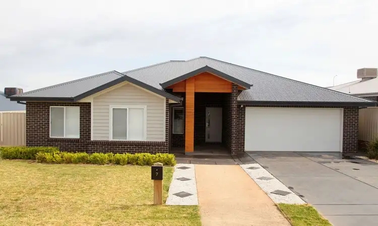 7 Morris Crescent, Gobbagombalin NSW 2650