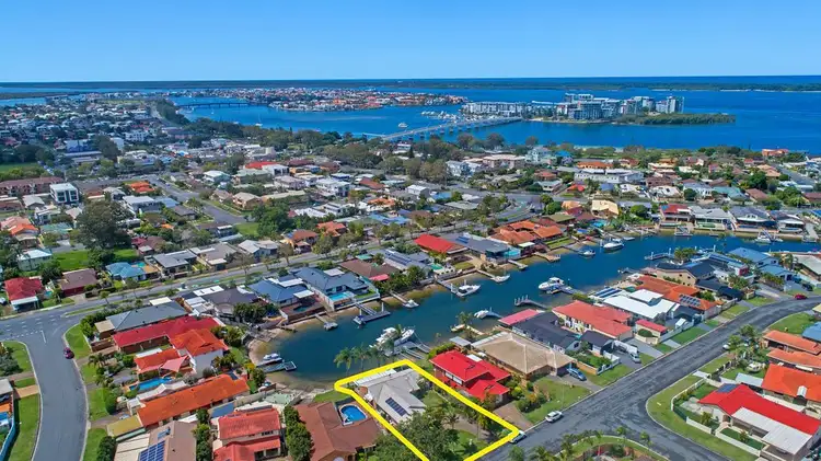 8 Walter Raleigh Crescent, Hollywell QLD 4216