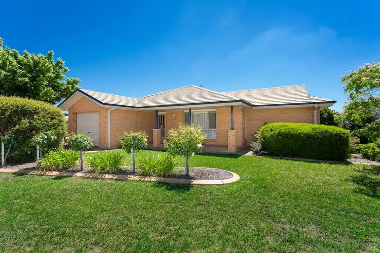 2/1 Womboin Crescent, Glenfield Park NSW 2650
