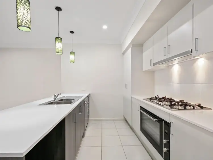 2/1 Looby Crescent, Pimpama QLD 4209