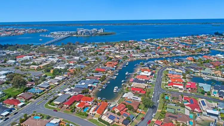 8 Walter Raleigh Crescent, Hollywell QLD 4216