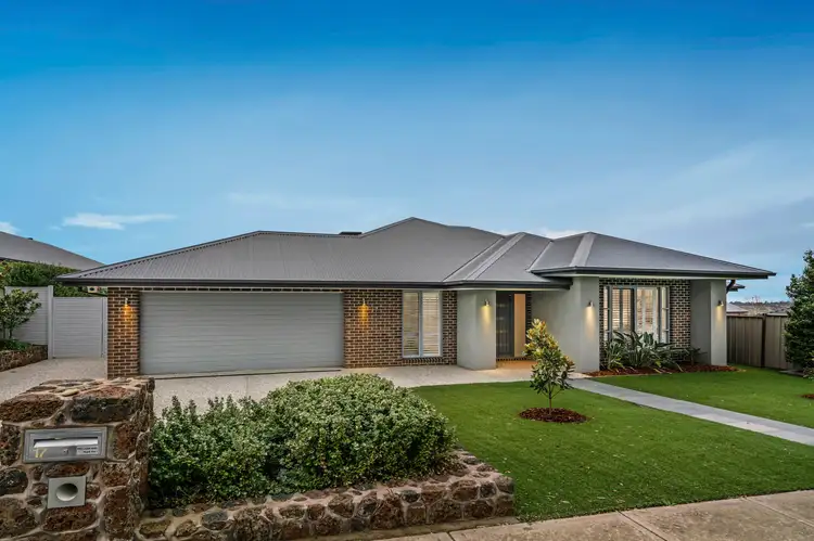 17 Fentonhill Parade, Sunbury VIC 3429