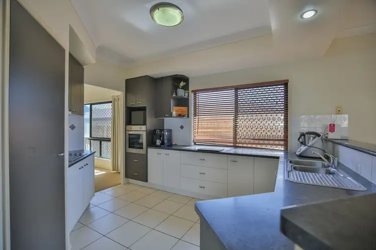 18 McCallum Close, Coral Cove QLD 4670