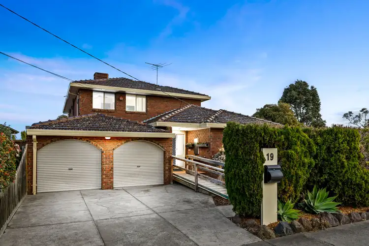 19 Windsor Drive, Avondale Heights VIC 3034