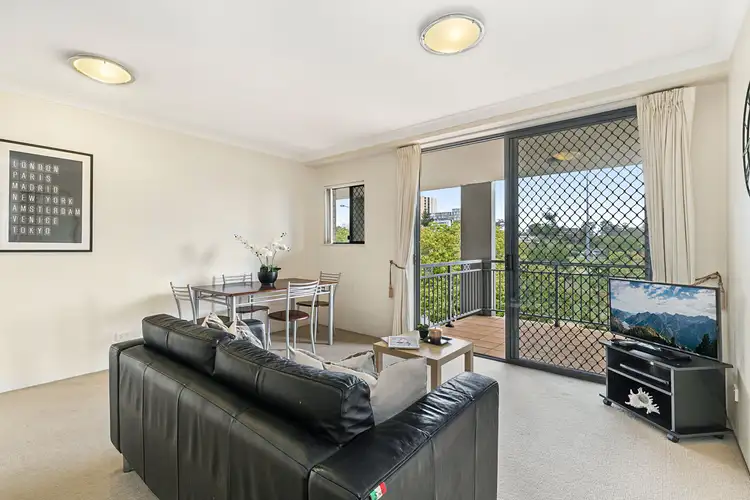17/300 Sir Fred Schonell Drive, St Lucia QLD 4067