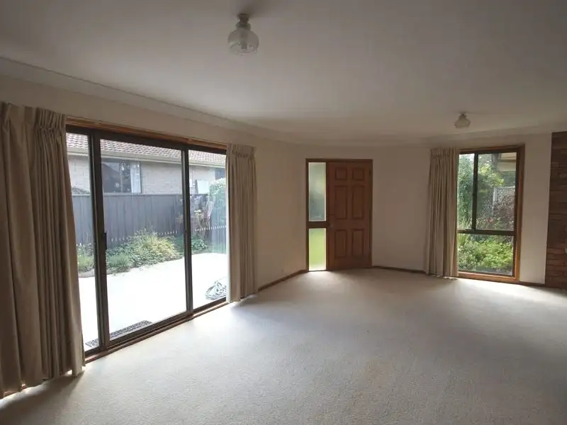 Main view of Homely unit listing, 1/16 Crest Road, Armidale NSW 2350