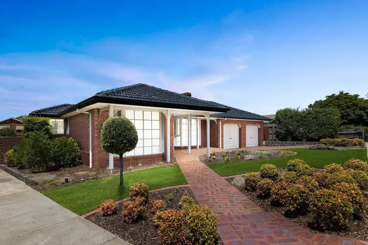 8 Larwood Close, Avondale Heights VIC 3034