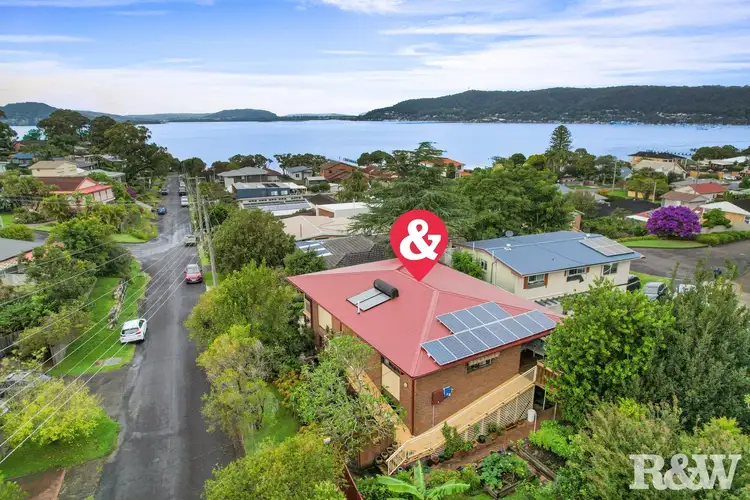 1a Noonan  Point Ave, Point Clare NSW 2250