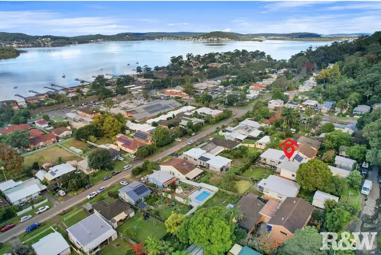 16 Hughes Street, Point Clare NSW 2250