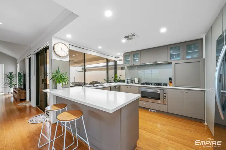 24 Leschenault Boulevard, Lake Coogee WA 6166