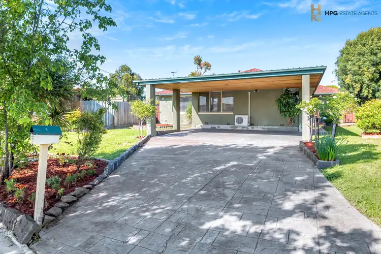 16 Barclay Close, Gladstone Park VIC 3043