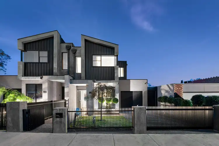 32 Deakin Street