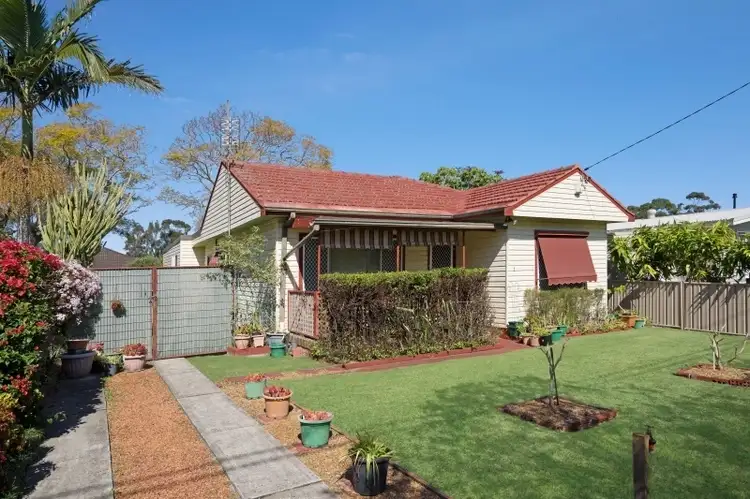 1 Dwyer Avenue, Woy Woy NSW 2256