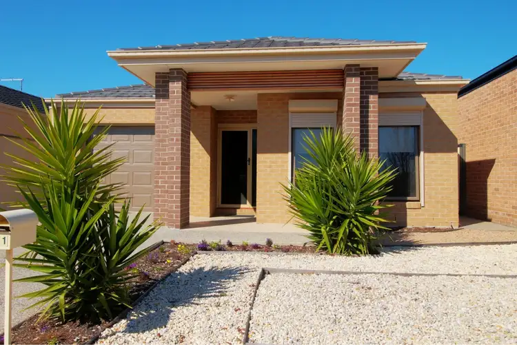 11 Ellesmere Grv, Melton West VIC 3337