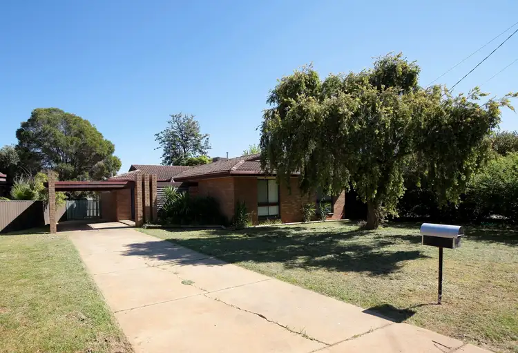 15 Telopea Crescent, Lake Albert NSW 2650