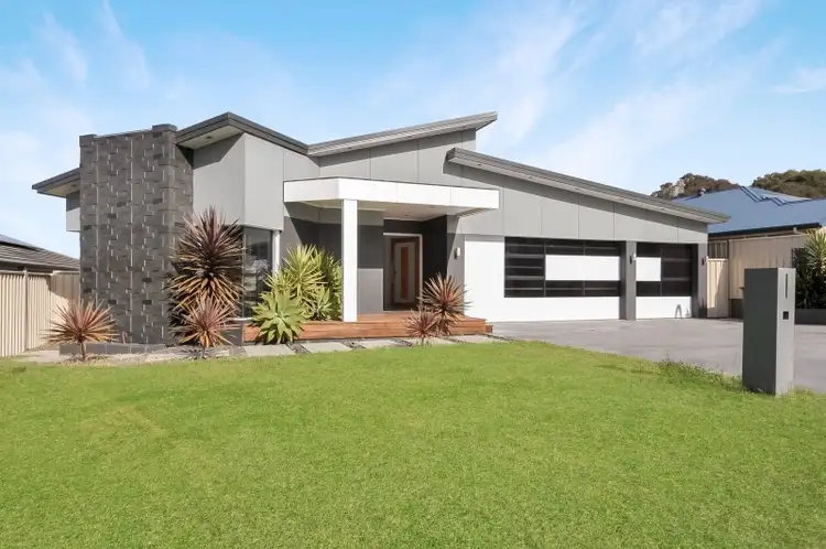 11 Barbata Grove, South Nowra NSW 2541