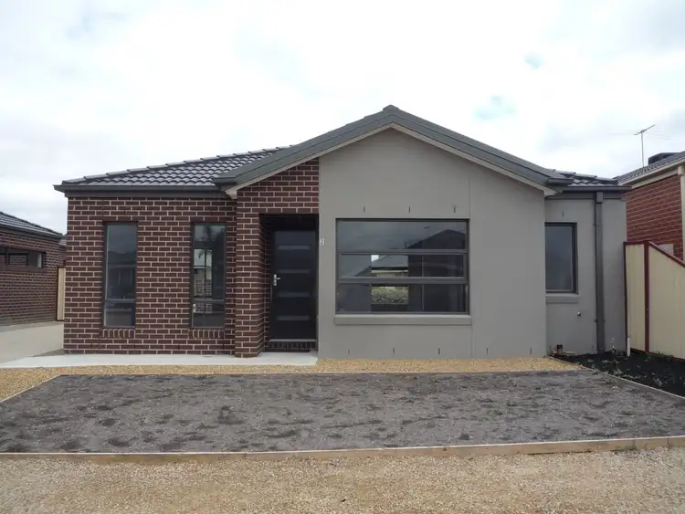 2/3 Scarborough Cres, Melton West VIC 3337