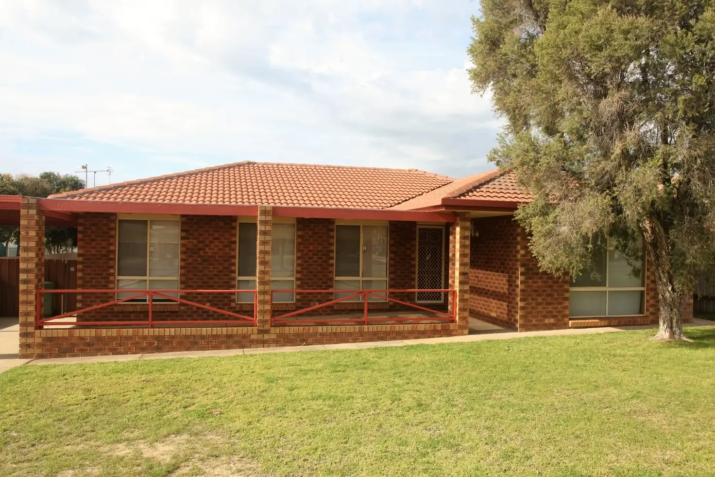 Main view of Homely house listing, 98 Dalman Parkway, Glenfield Park NSW 2650