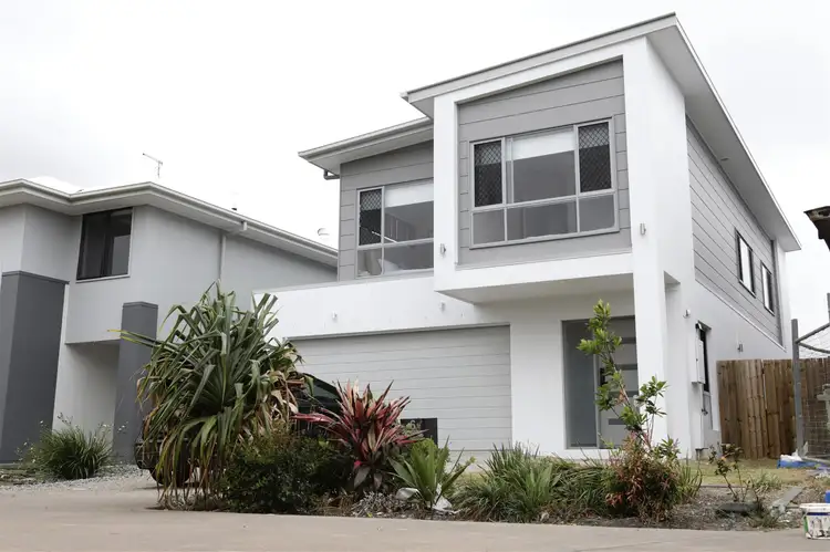 6 Waterfront La, Hope Island QLD 4212