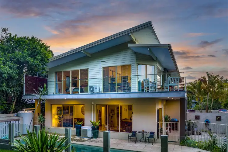 10 Mia Ct, Ocean Shores NSW 2483