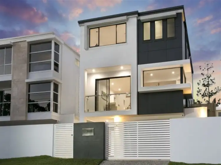 110 Ninth Avenue, St Lucia QLD 4067