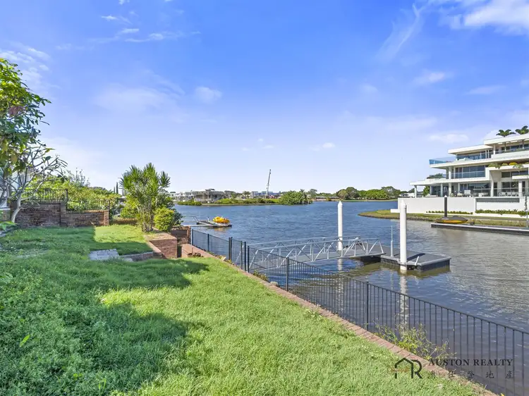 33 Firmin Court, Mermaid Waters QLD 4218