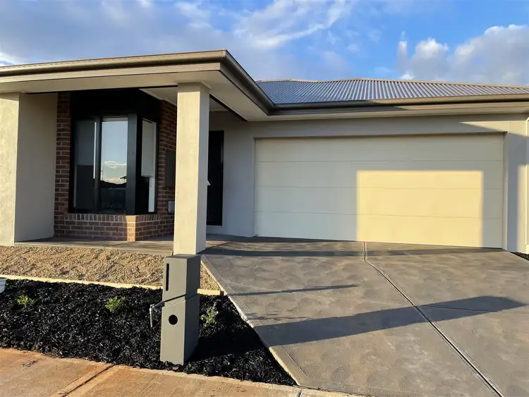 10 Juliete Street, Strathtulloh VIC 3338