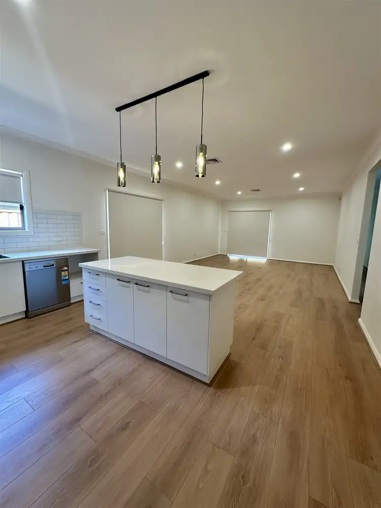 15 Kallara Rd., Brookfield VIC 3338