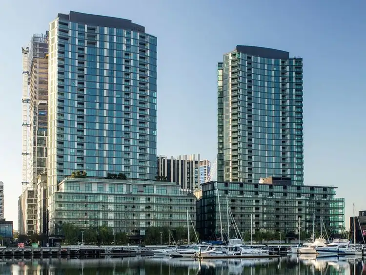 8B/8 Waterside Place