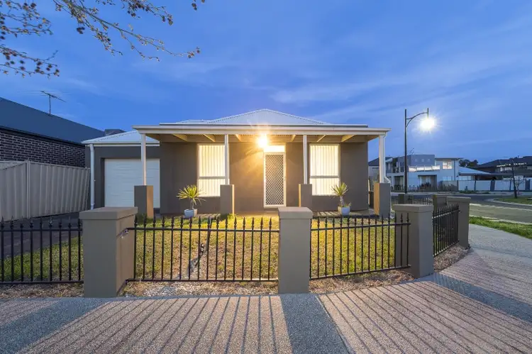 8 Clifton Lane, Caroline Springs VIC 3023