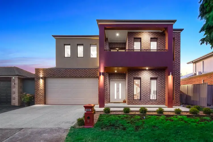 9 Braeside Walk, Caroline Springs VIC 3023