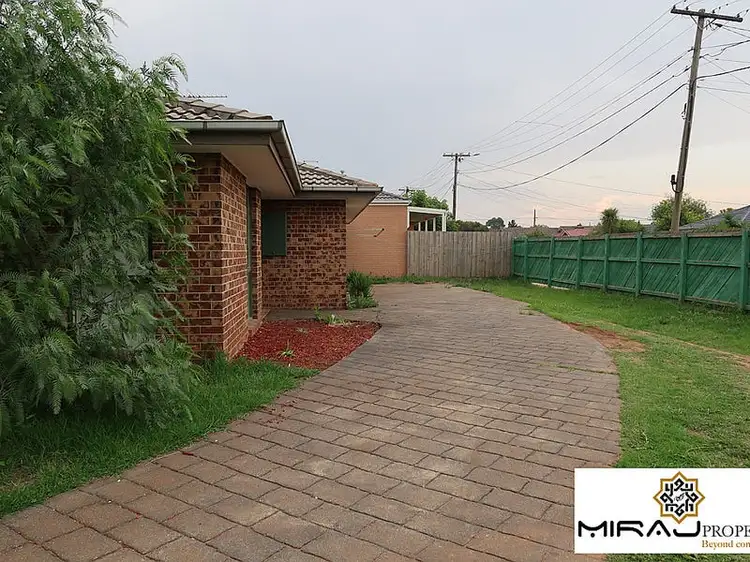 10 Bernard  drive, Melton South VIC 3338