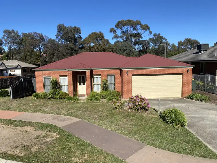 1/16 Peppertree Grove, Strathdale VIC 3550