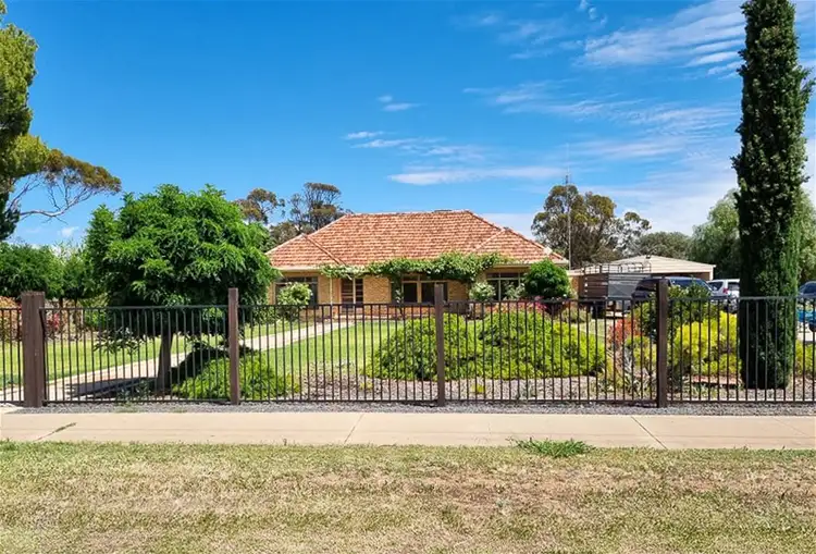 40 McCracken Avenue, Donald VIC 3480