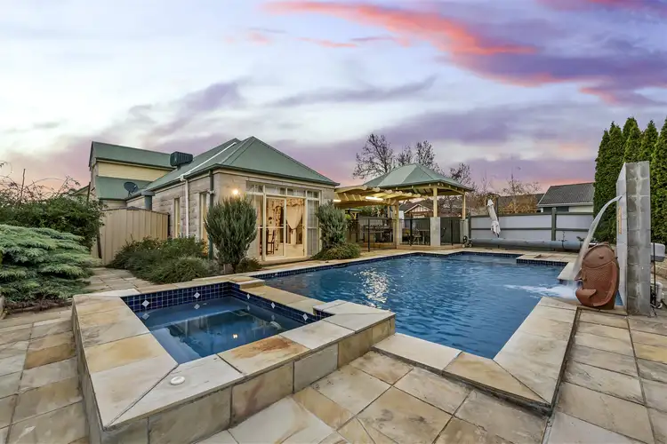 18 Sovereign Way, Hillside VIC 3037