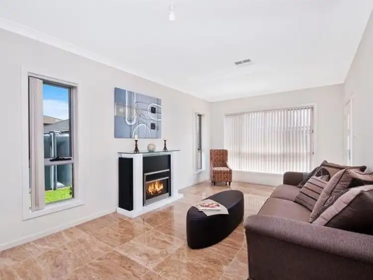 1/32C Henry Lawson Drive, Peakhurst NSW 2210