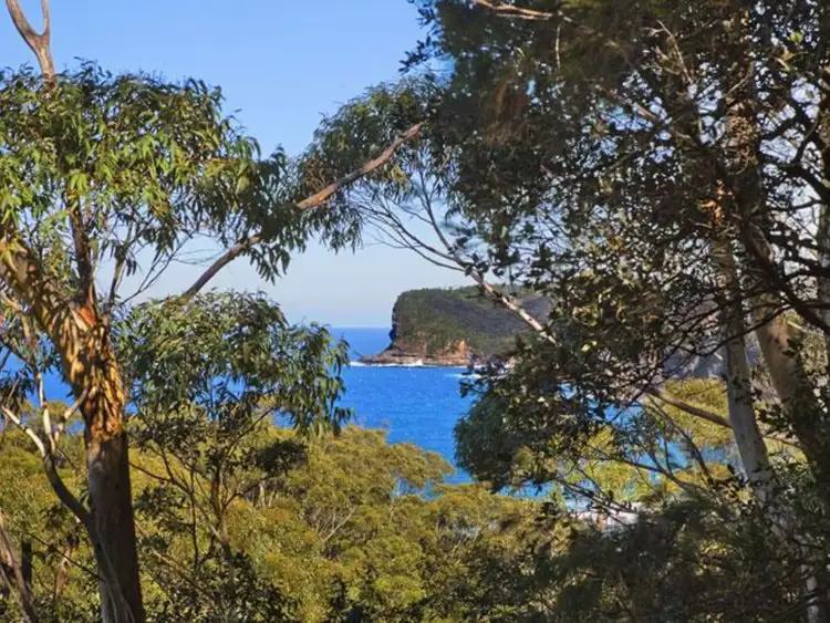 4 Surf Rider Avenue, North Avoca NSW 2260
