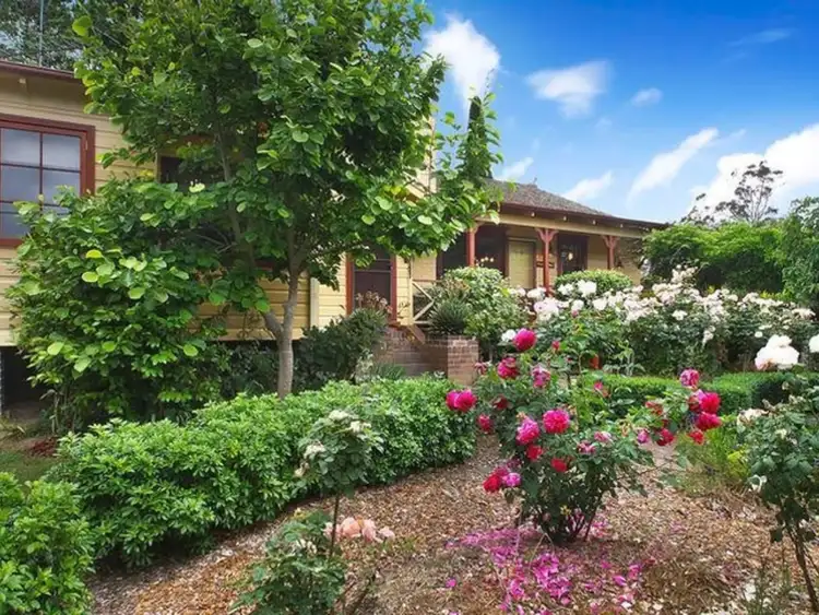 8 Campbell Avenue, Burradoo NSW 2576
