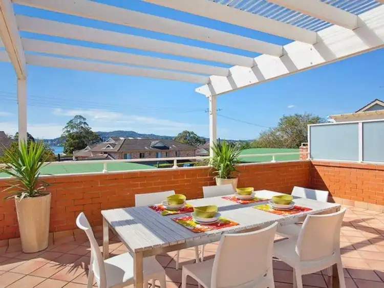 2/5 Broadwater Street, Point Clare NSW 2250