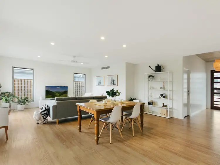 19 North Quay Circuit, Hope Island QLD 4212