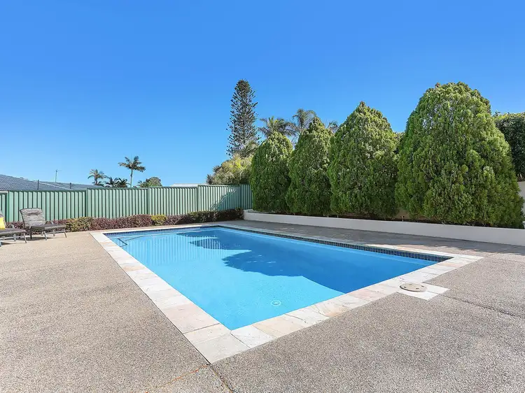 19 Collins Crescent, Benowa QLD 4217