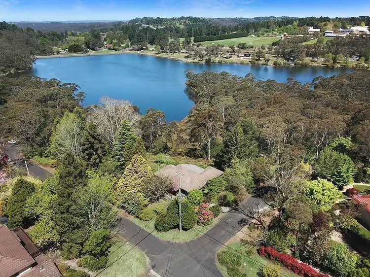 2 Pine Avenue, Wentworth Falls NSW 2782