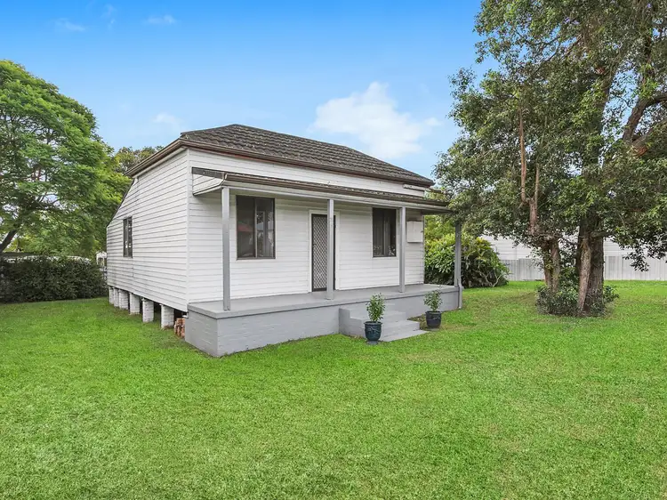 51 Deakin Street