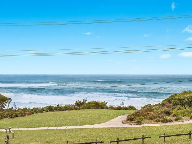 136 Caves Beach Road, Caves Beach NSW 2281