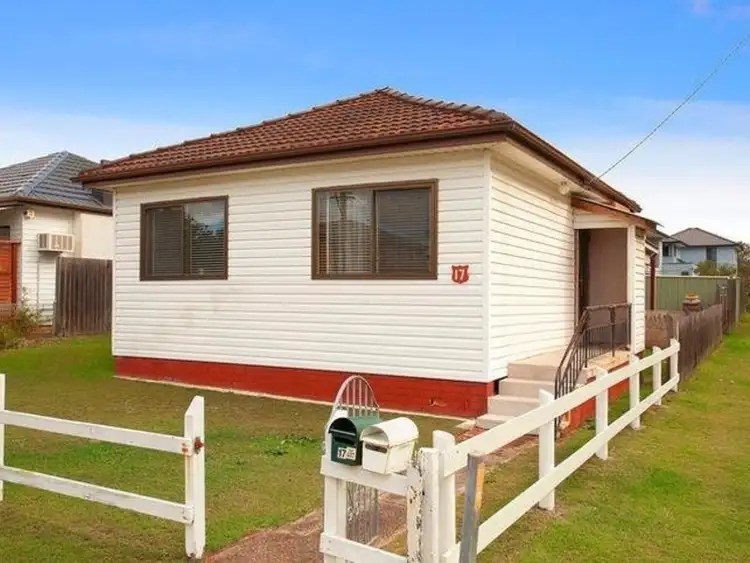 17 Picnic Parade, Ettalong Beach NSW 2257
