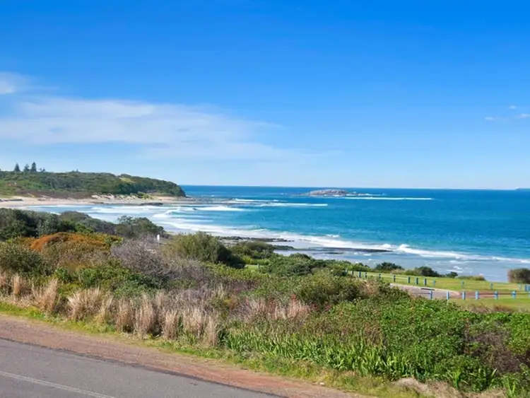 156 Caves Beach Road, Caves Beach NSW 2281