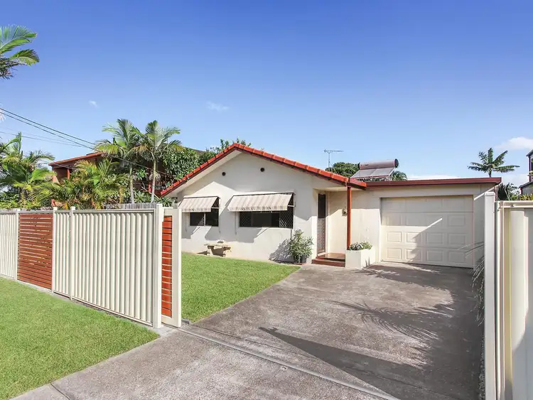 32 Donald Avenue, Paradise Point QLD 4216