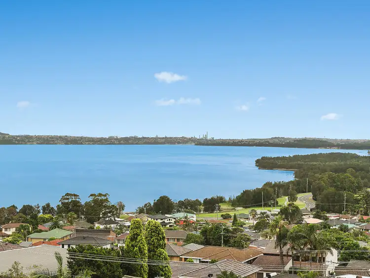 33 Cuthbert Drive, Mount Warrigal NSW 2528